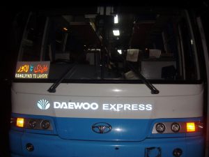 Autobus Daewoo Express z Rawalpindí do Lahore