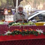 Lahore - prodavač před Lahore Fort